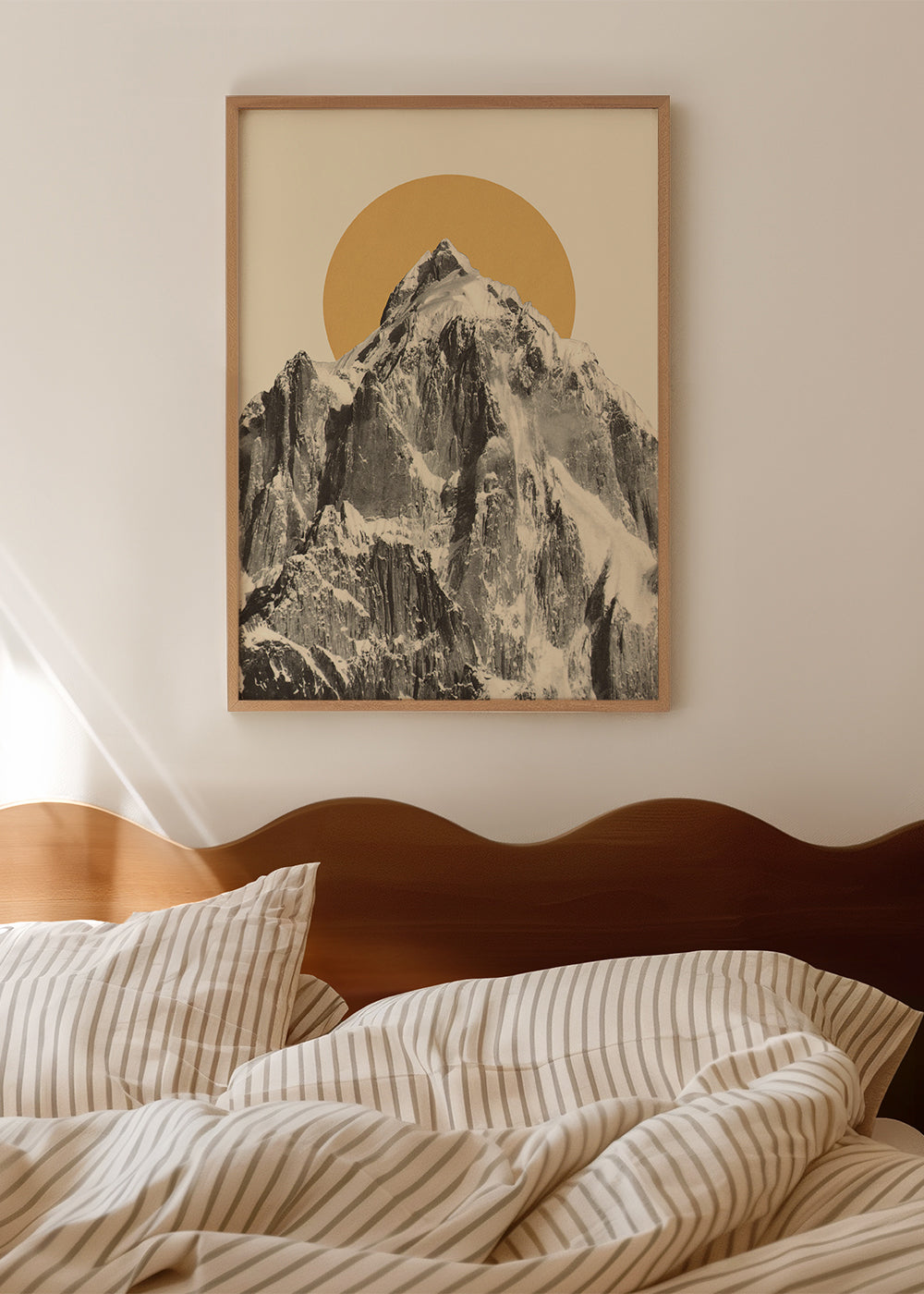 Landschap kunst met besneeuwde top en gouden zon