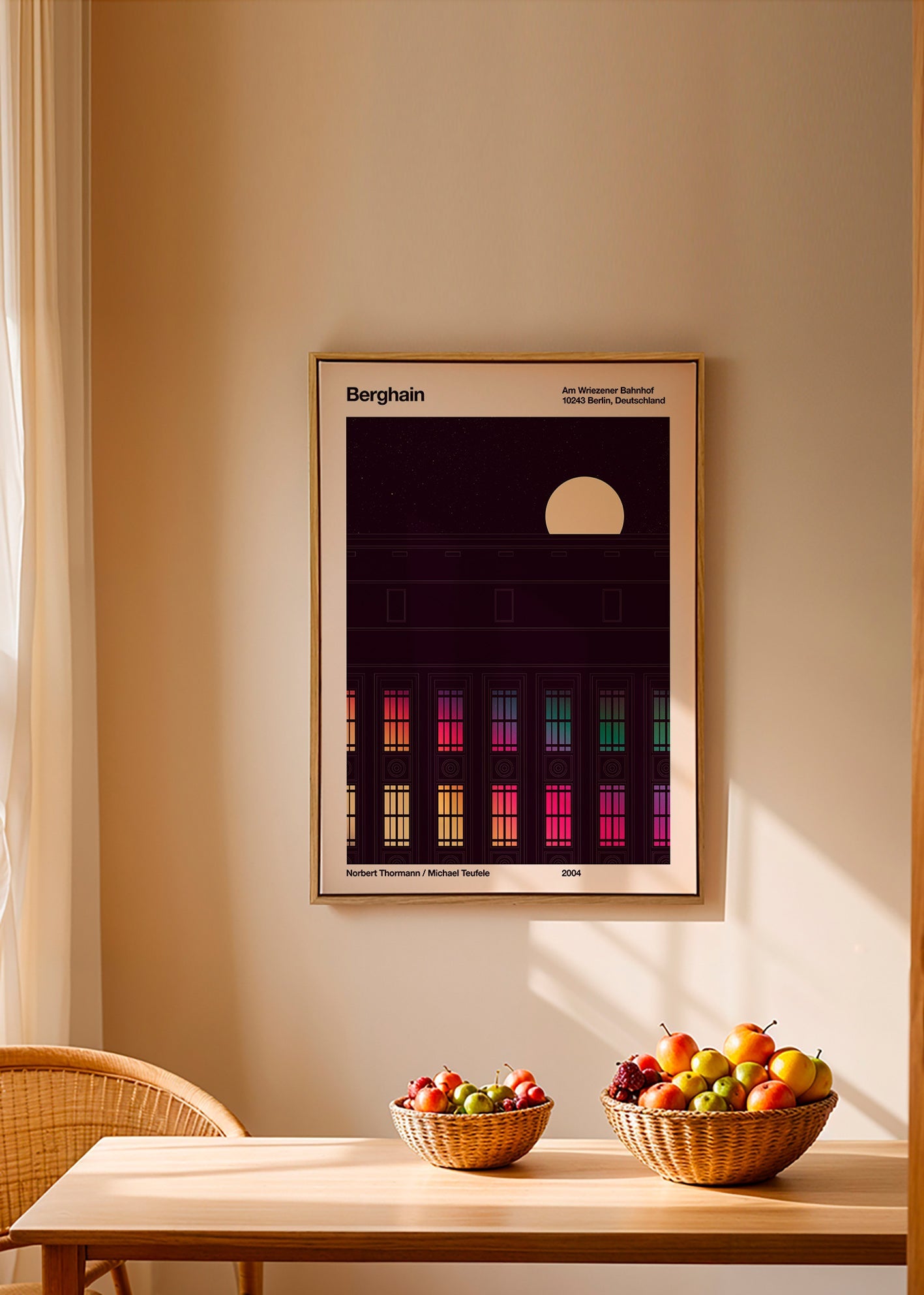Stadtposter mit beleuchteter Fassade