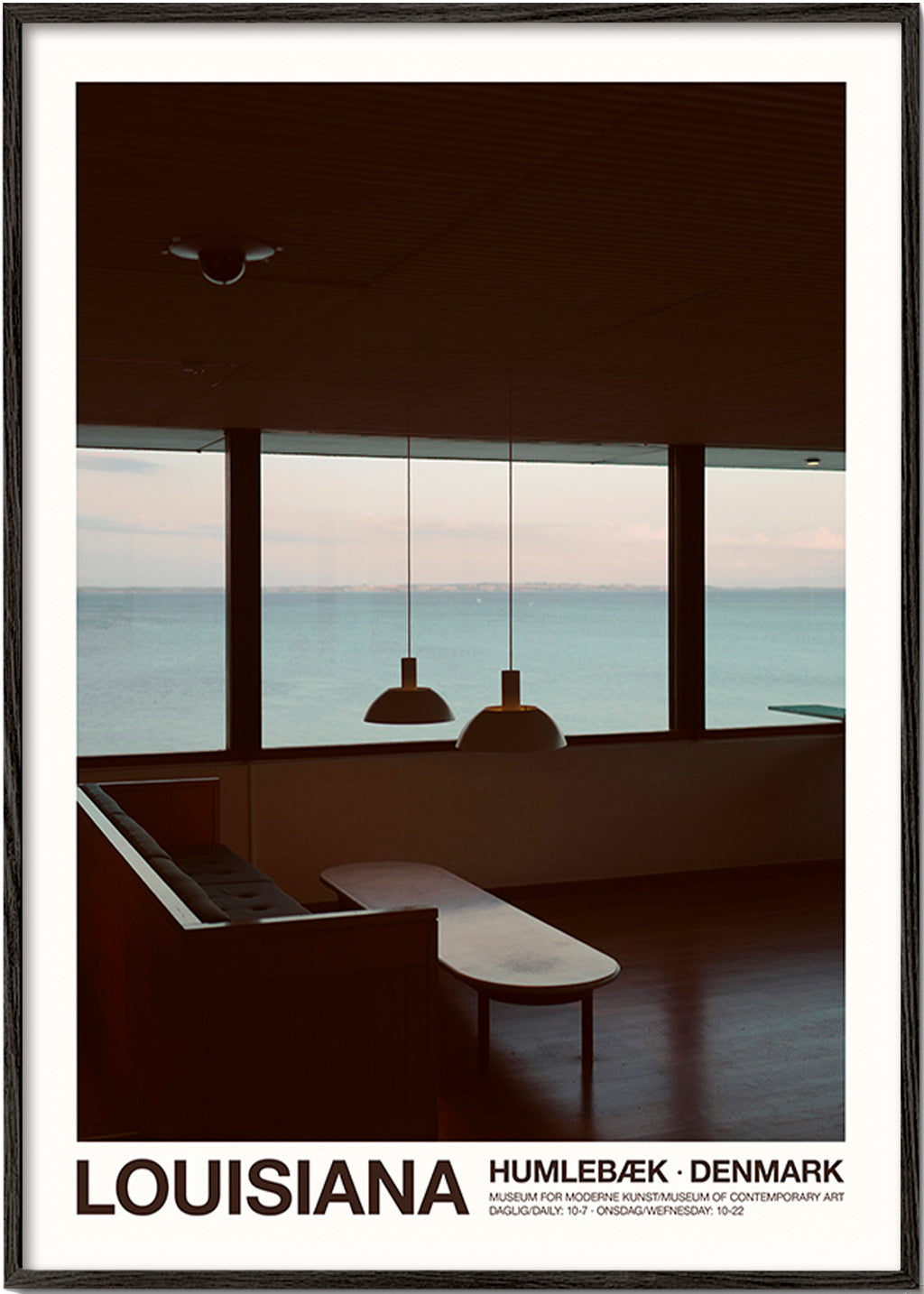 Stadsbeeld met zeezicht vanaf interieur
