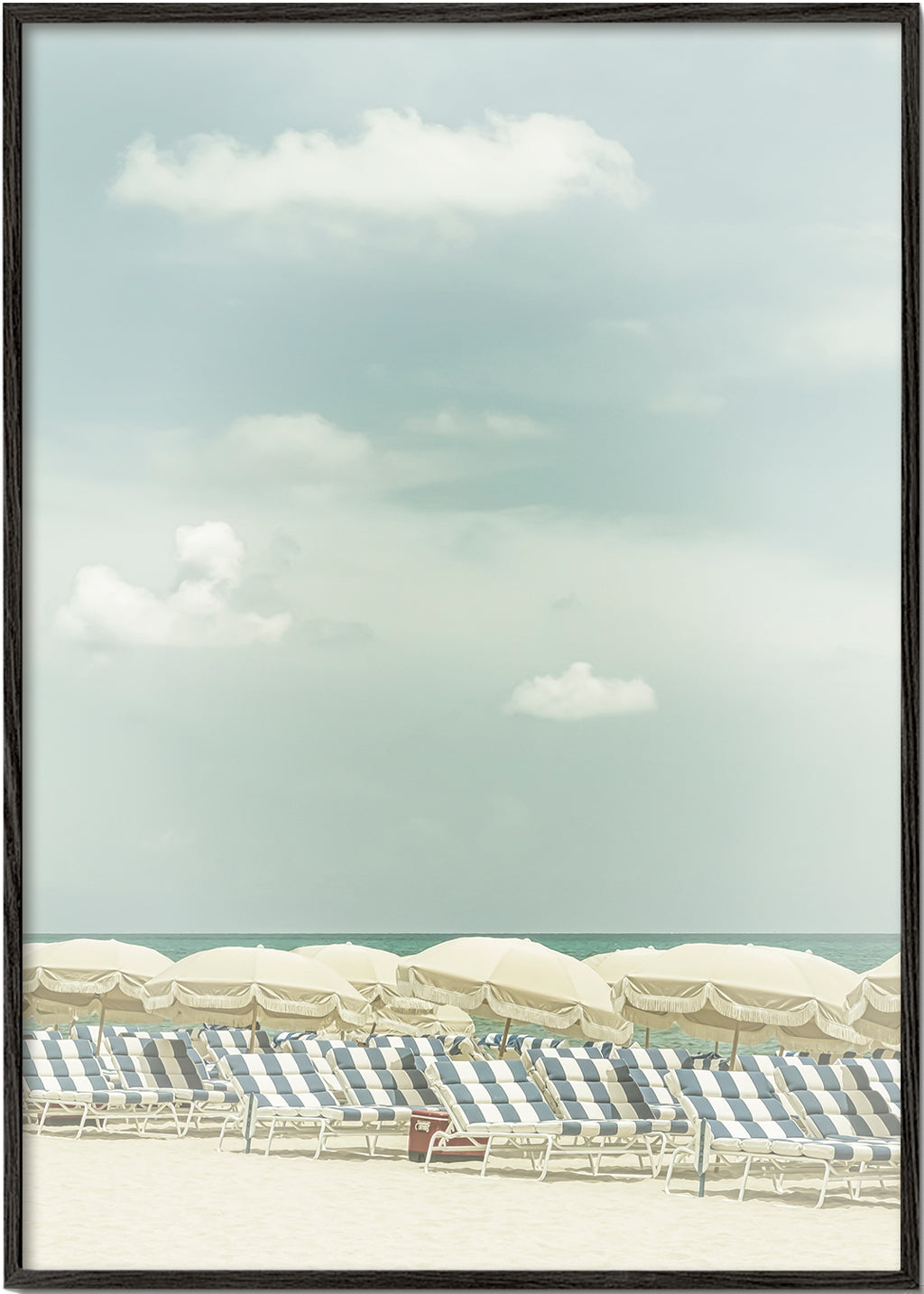 Vintage poster strand met parasols en ligstoelen