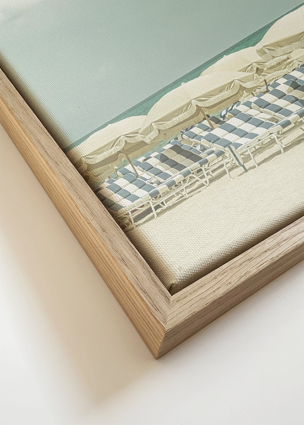 Vintage poster strand met parasols en ligstoelen