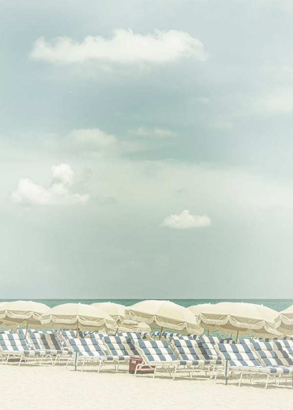 Vintage poster strand met parasols en ligstoelen