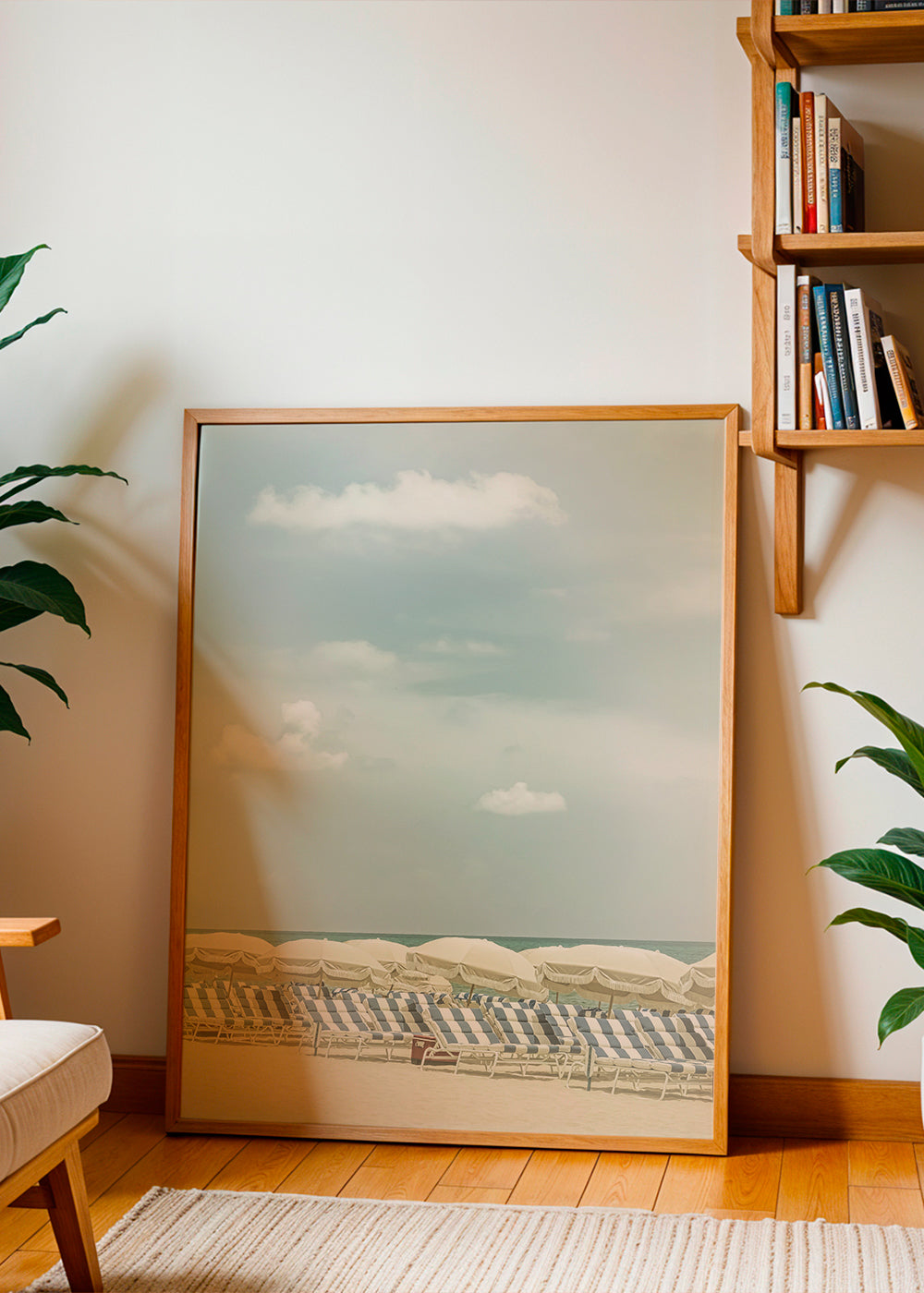 Vintage poster strand met parasols en ligstoelen