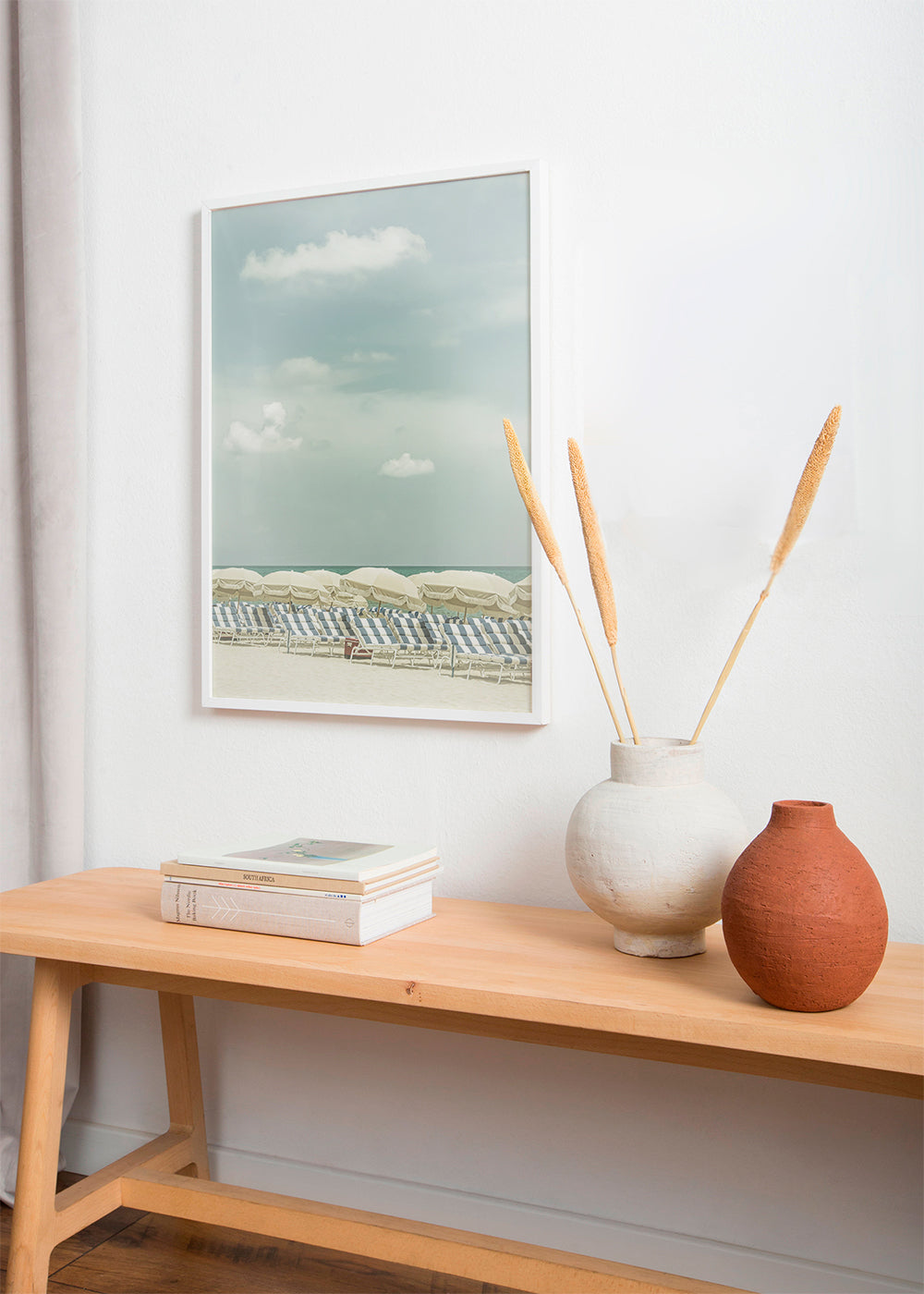 Vintage poster strand met parasols en ligstoelen