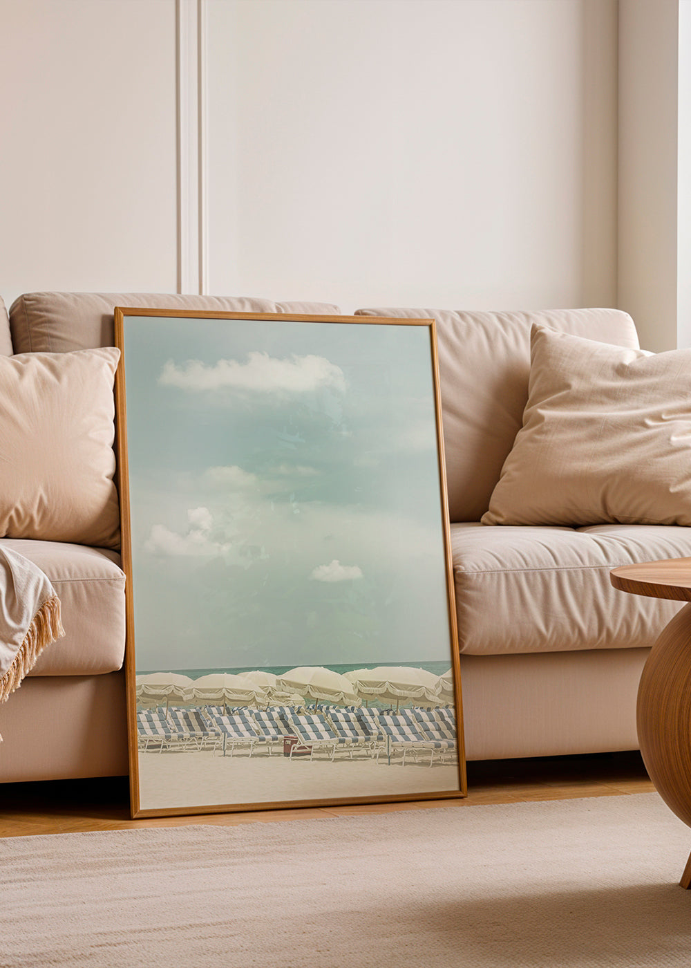 Vintage poster strand met parasols en ligstoelen