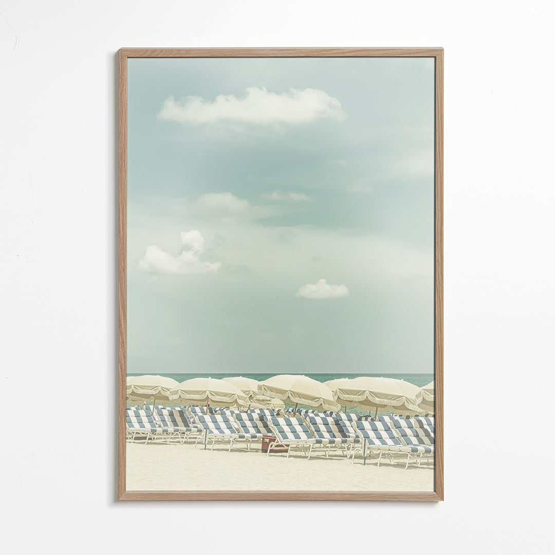 Vintage poster strand met parasols en ligstoelen