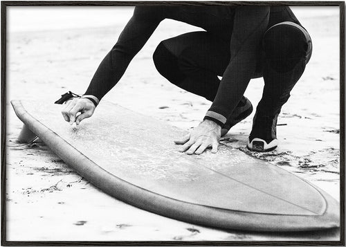 Sport kunst: surfer die zijn board klaarmaakt
