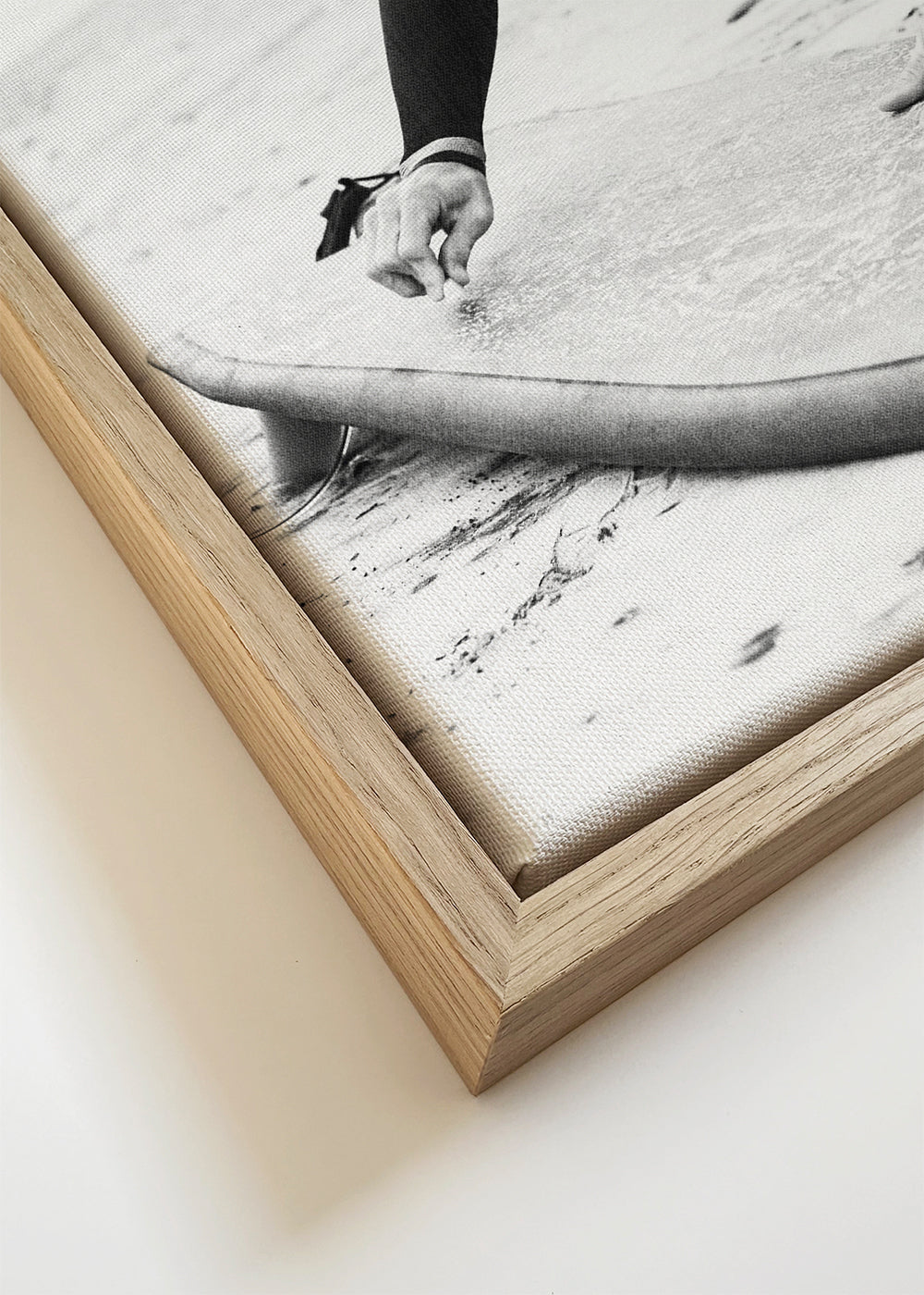 Sport kunst: surfer die zijn board klaarmaakt