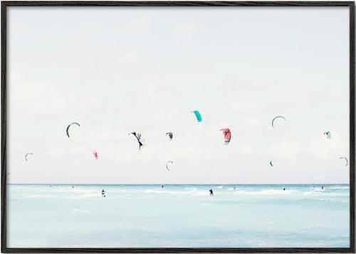 Sportkunst kitesurf op rustige zee