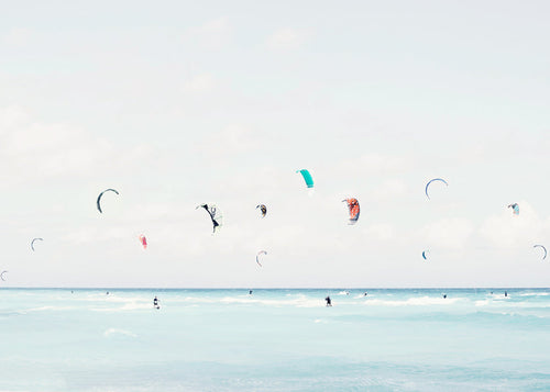 Sportkunst kitesurf op rustige zee