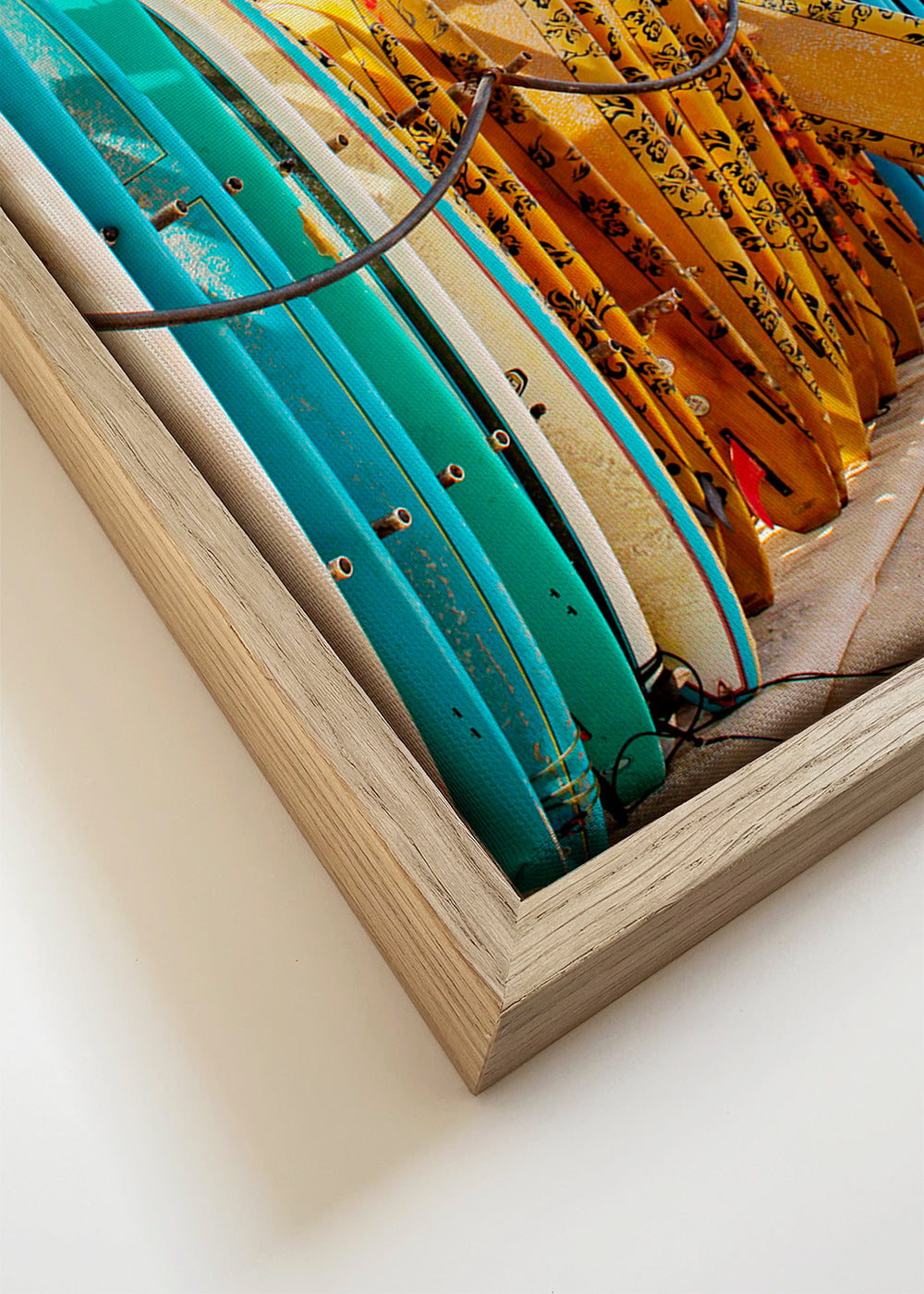 Sport kunst: surfplanken op een zonnig strand
