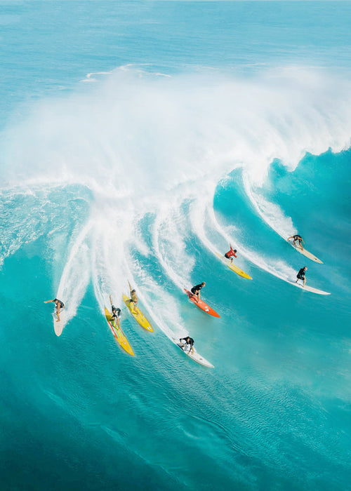 Sportkunst: surfers op een krachtige golf