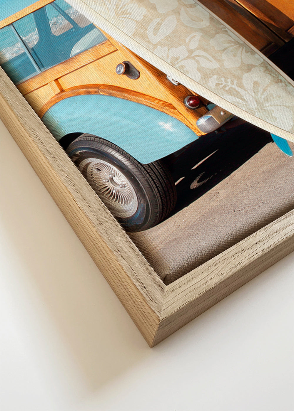 Landschap kunst: strand met surfplank en vintage auto