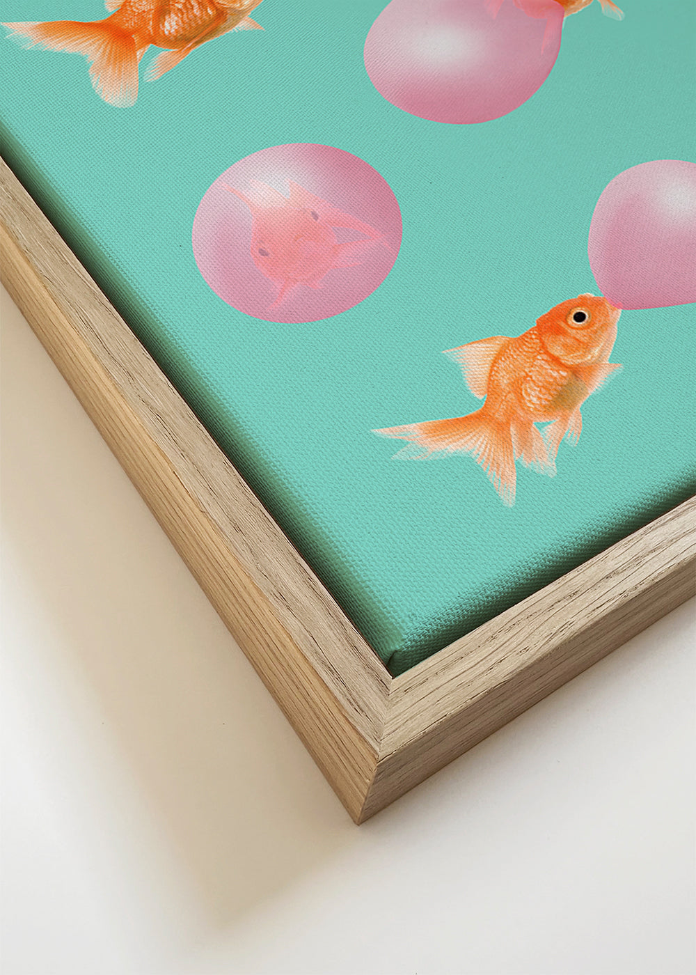 Kunstwerk goudvis met roze bellen
