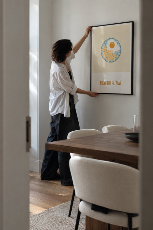 Huevo con patatas - Framed poster in an interior