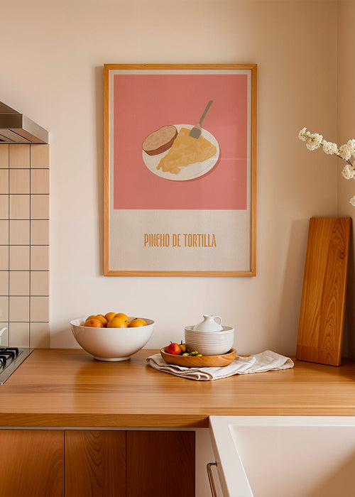 Keuken kunst: pincho tortilla op roze achtergrond