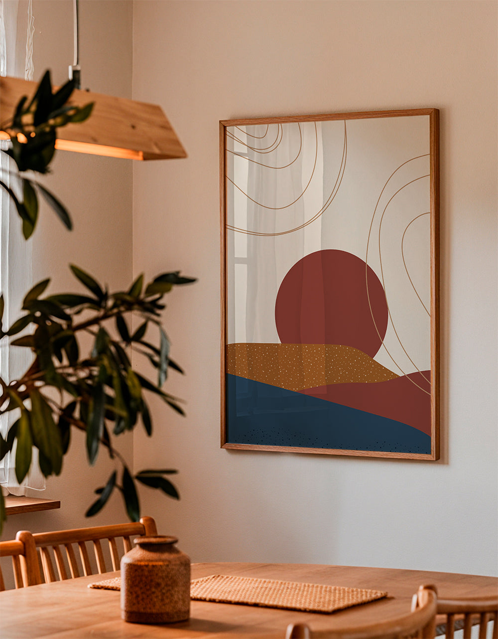 Abstracte kunst: terracotta zon en gelaagde heuvels
