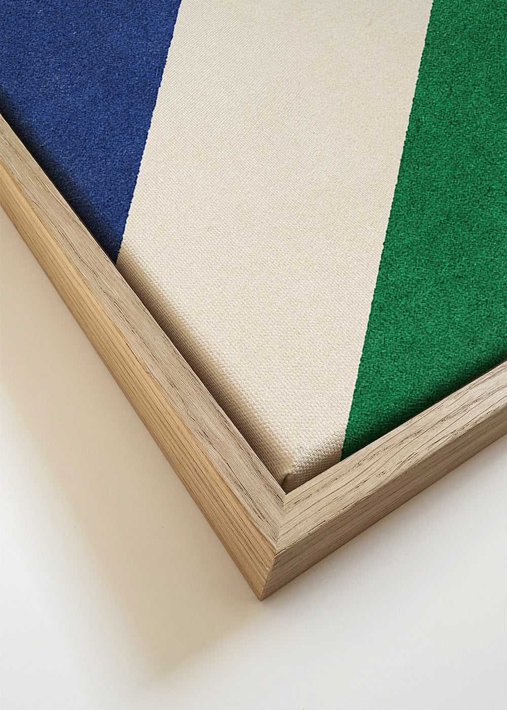 Sportkunst: tennisbal op geometrische compositie