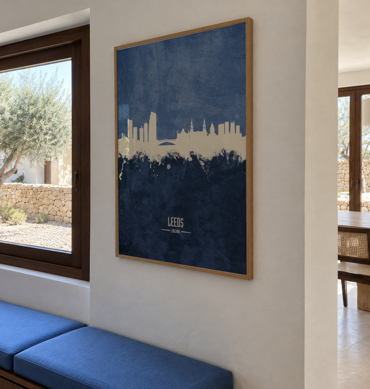 Leeds Skyline azul - Framed poster in an interior