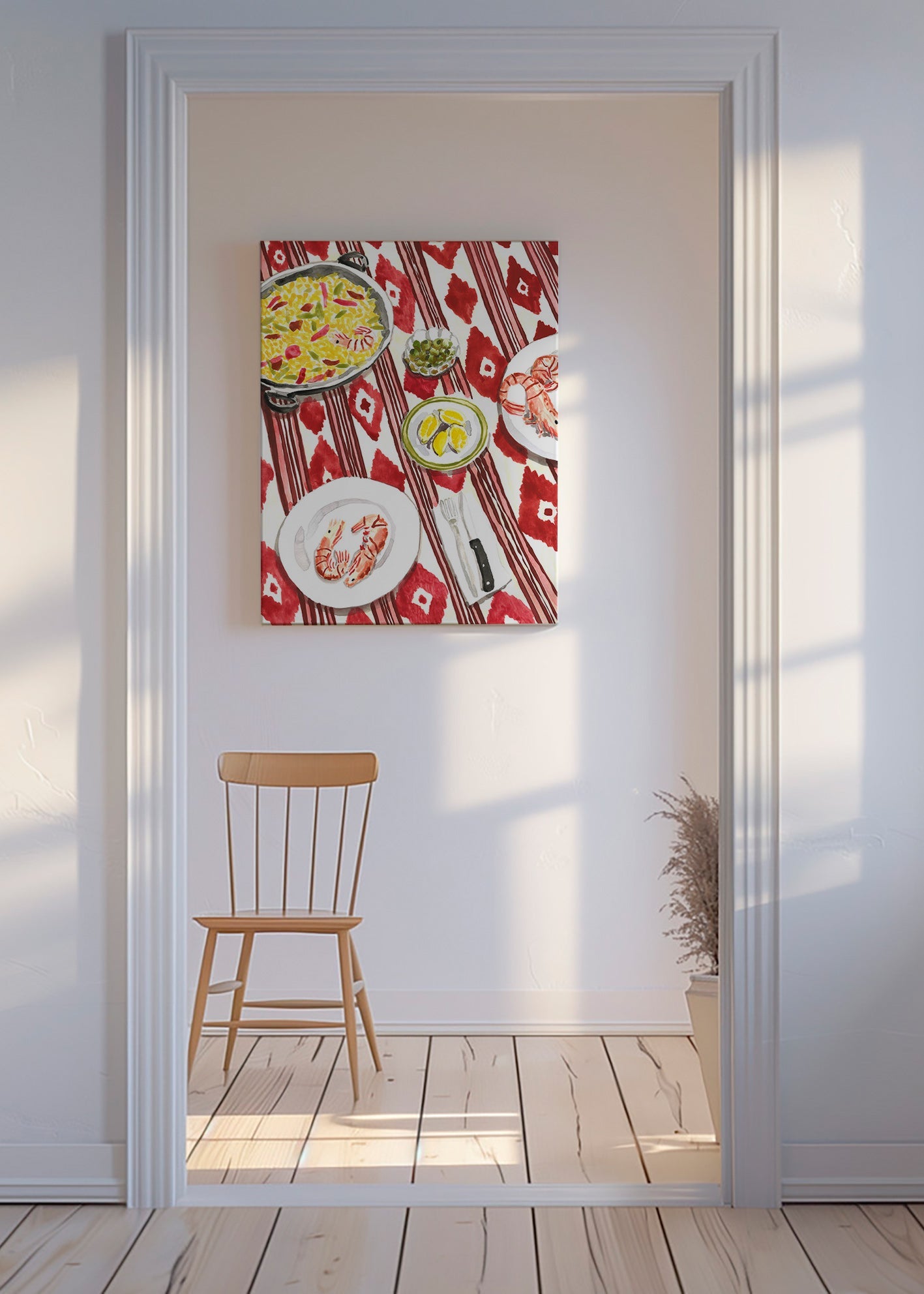Küchenkunst: Paella und Garnelen auf gemustertem Tuch