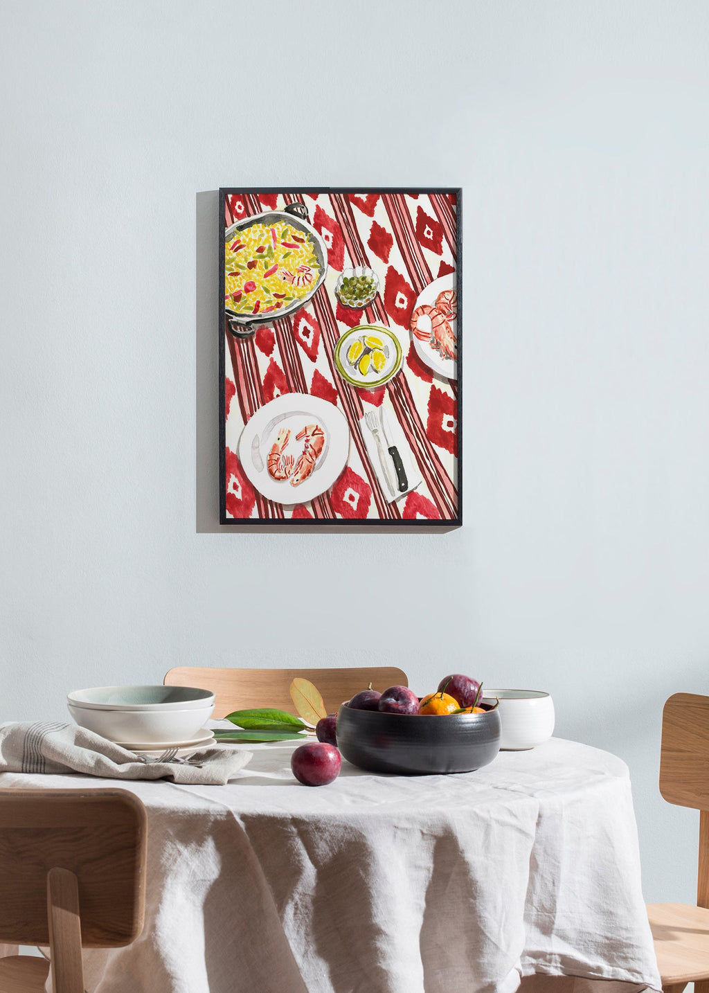 Küchenkunst: Paella und Garnelen auf gemustertem Tuch
