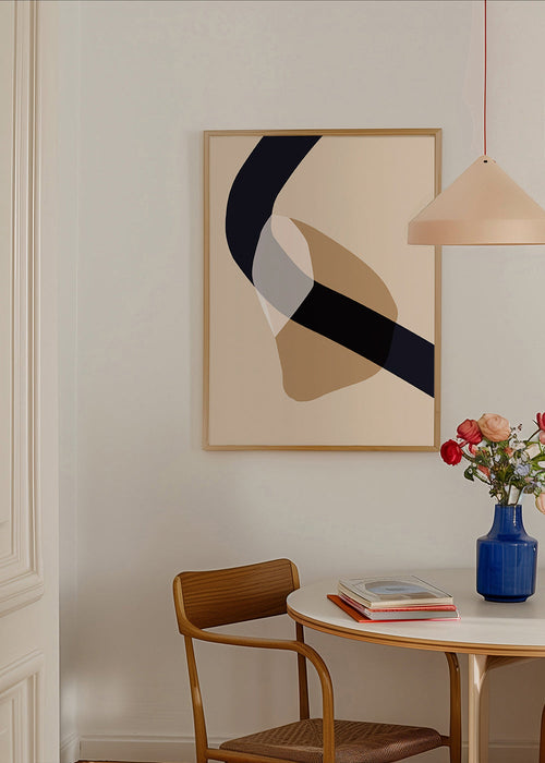 Abstract kunstwerk met zwarte band en oker vormen