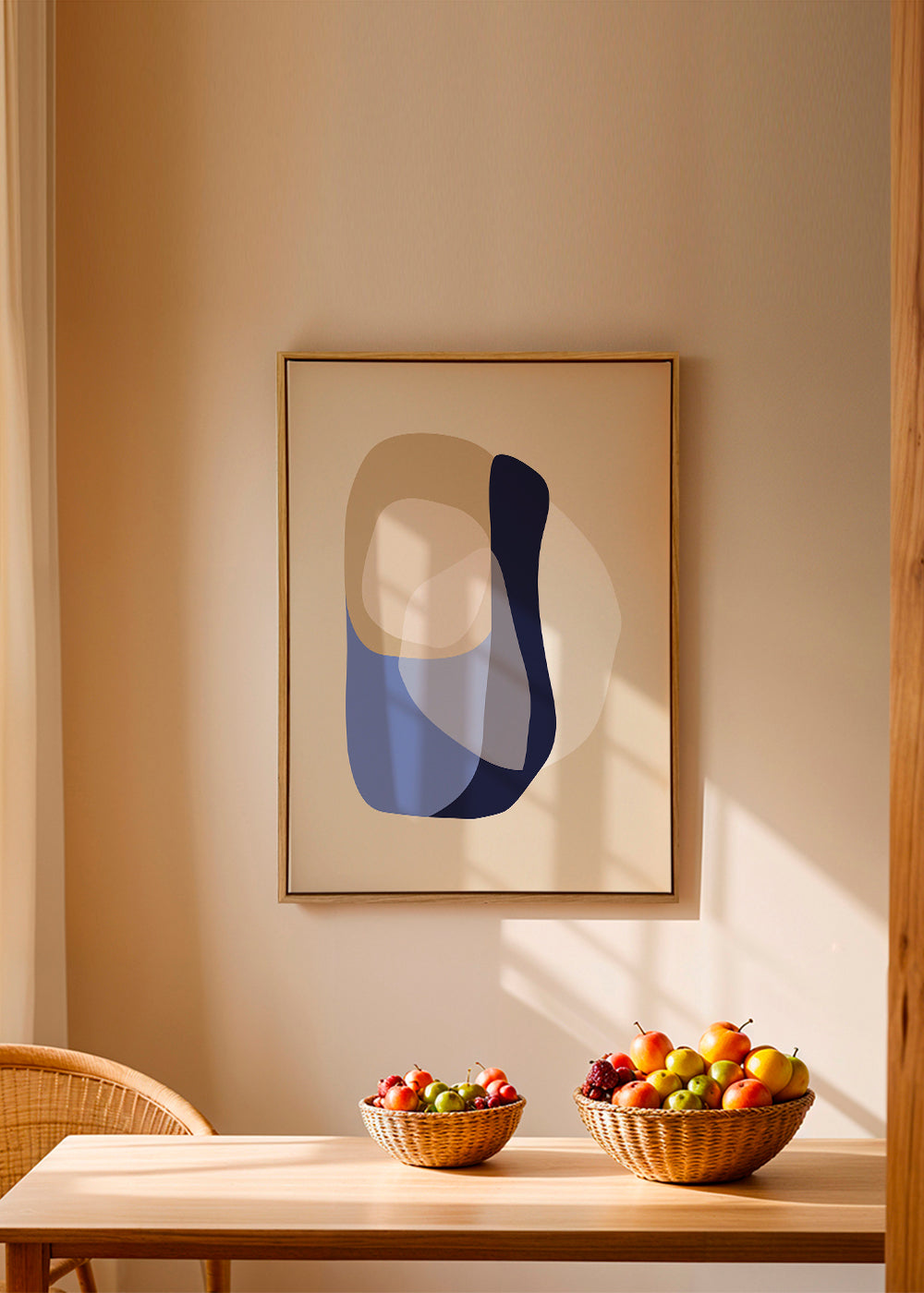Minimalistisch kunstwerk met organische beige en blauwe vormen