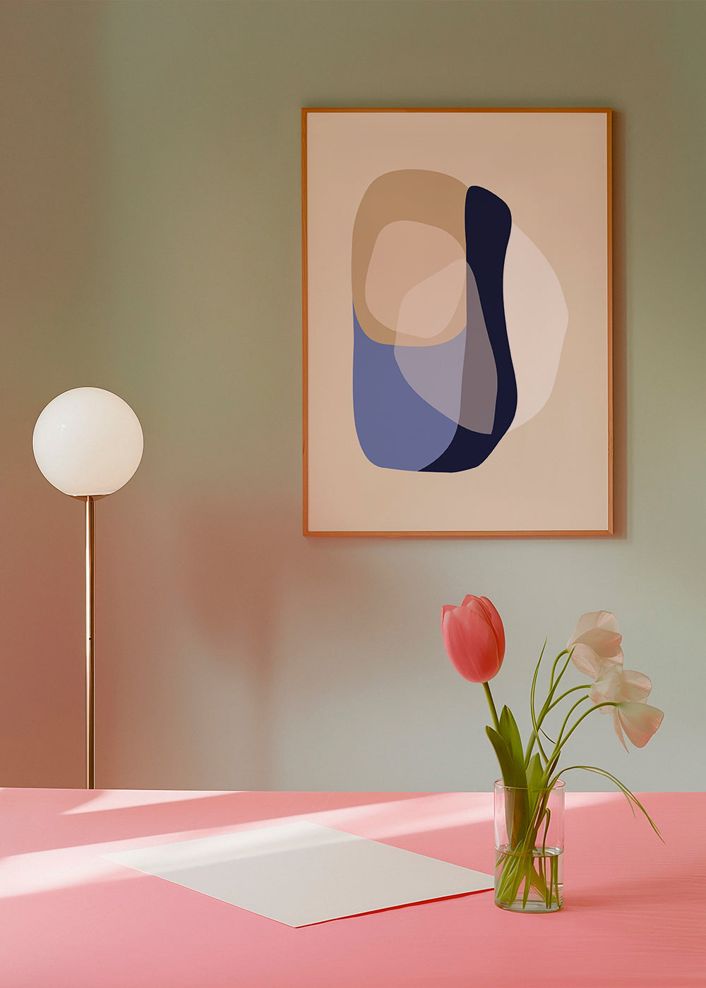 Minimalistisch kunstwerk met organische beige en blauwe vormen