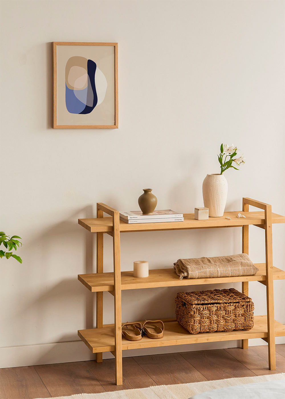 Minimalistisch kunstwerk met organische beige en blauwe vormen