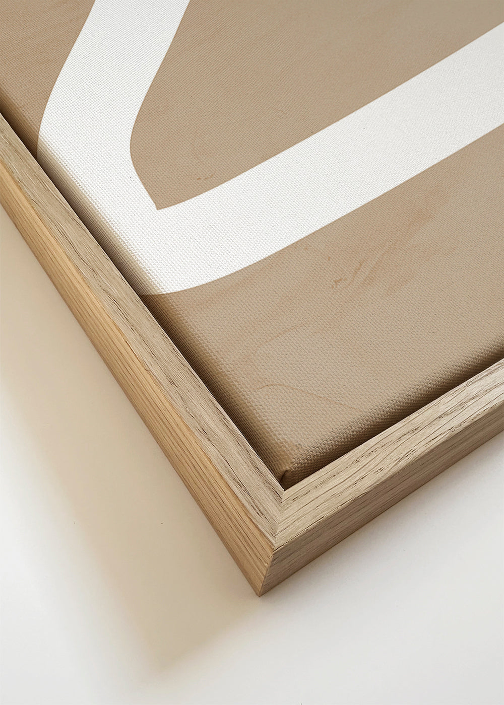 Minimalistisch kunstwerk witte streep op beige