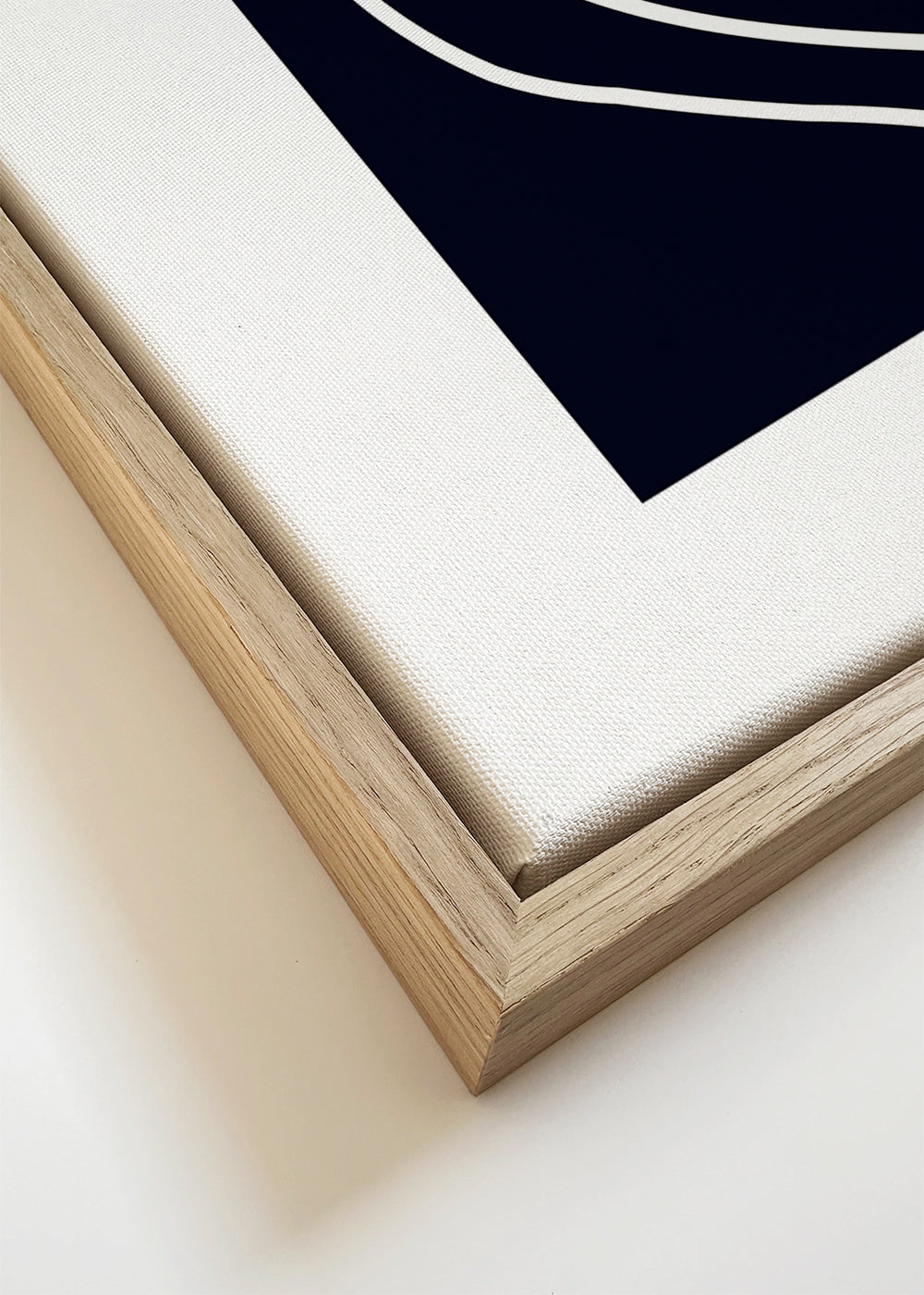 Abstract kunstwerk met gebogen lijnen op donkerblauw