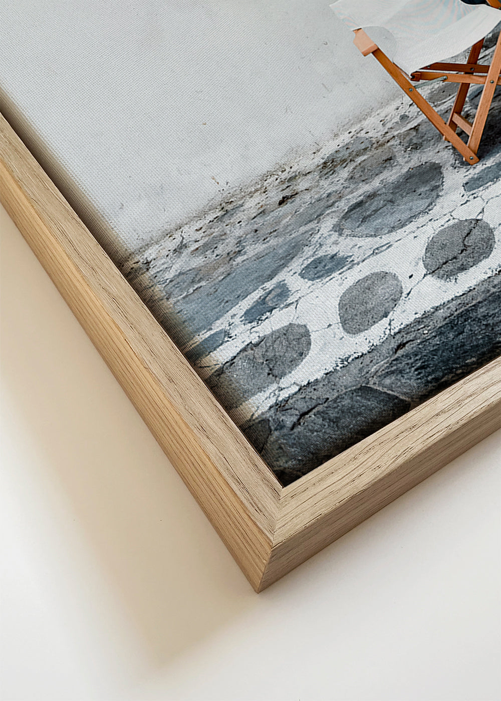 Fotografie blauwe deur met twee stoelen