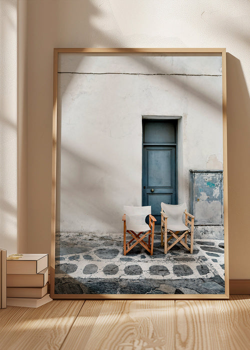 Fotografie blauwe deur met twee stoelen