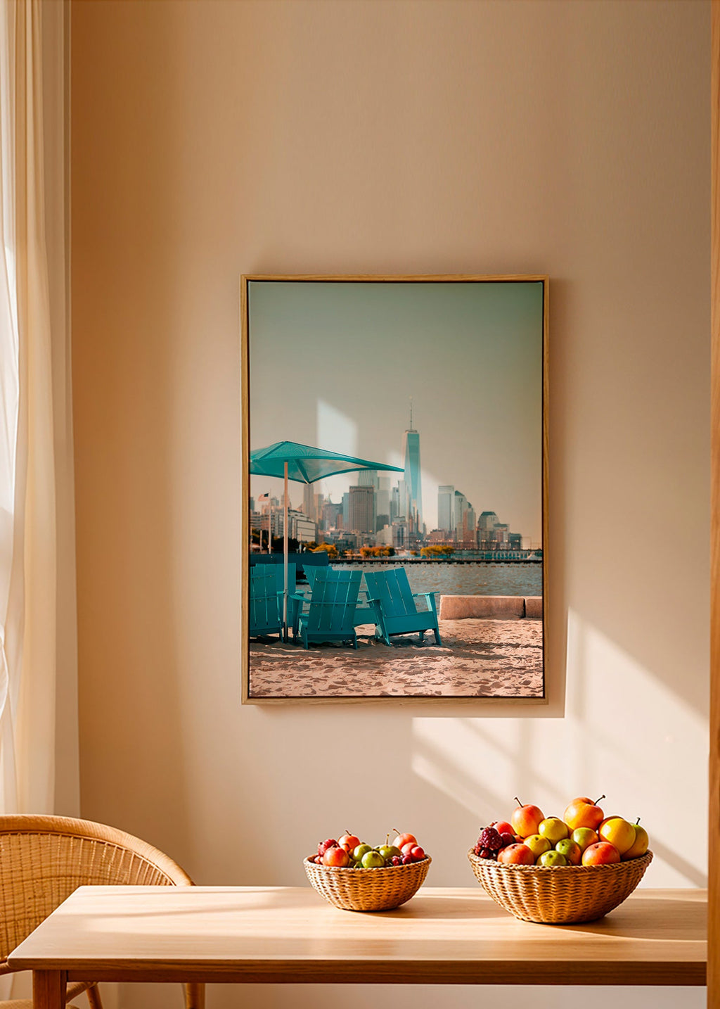 Reisposter met turquoise strandstoelen en stadsprofiel – Canvas1