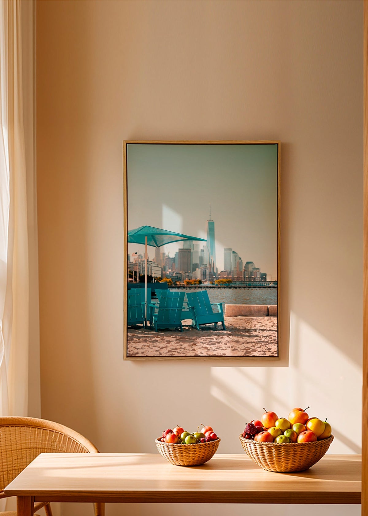 Reisposter met turquoise strandstoelen en stadsprofiel – Canvas1