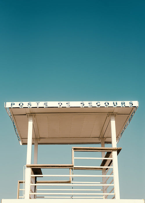 Fotografie: Rettungsturm vor blauem Himmel