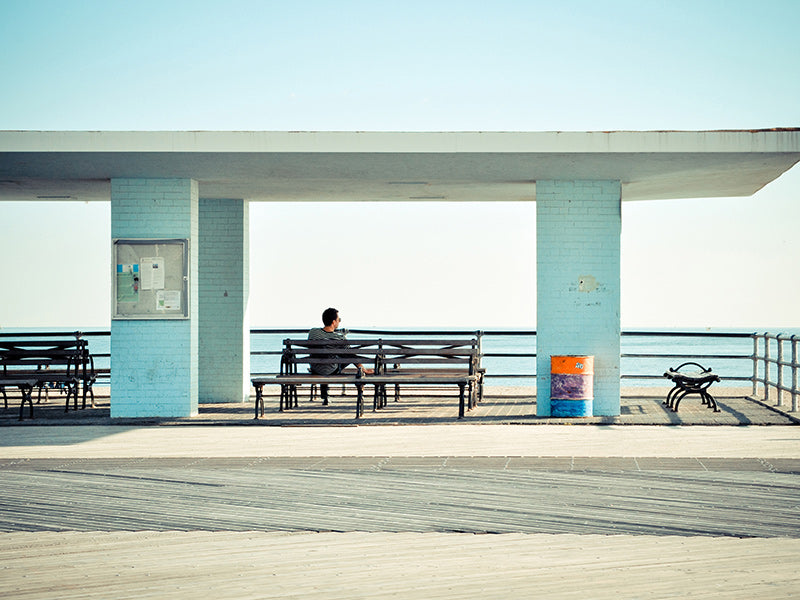 Photographie de quai avec banc solitaire