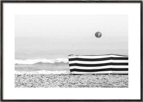 Strandlandschap met gestreept windscherm
