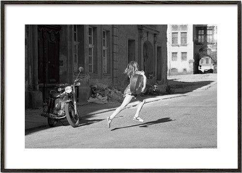 Zwart-wit foto: meisje rent over straat