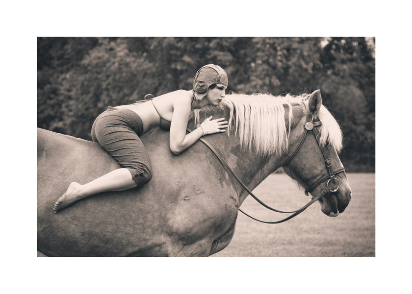 Artwork: ruiter liggend op paard zwartwit portret