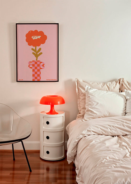 Botanische print: oranje bloem op roze achtergrond