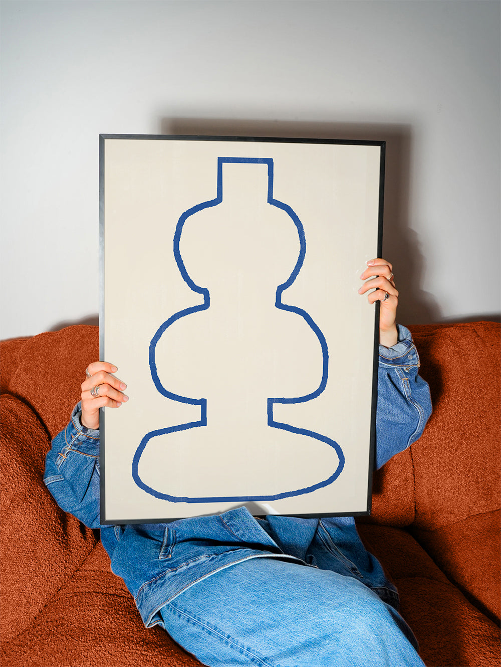 Minimalistisch ontwerp met blauwe contour