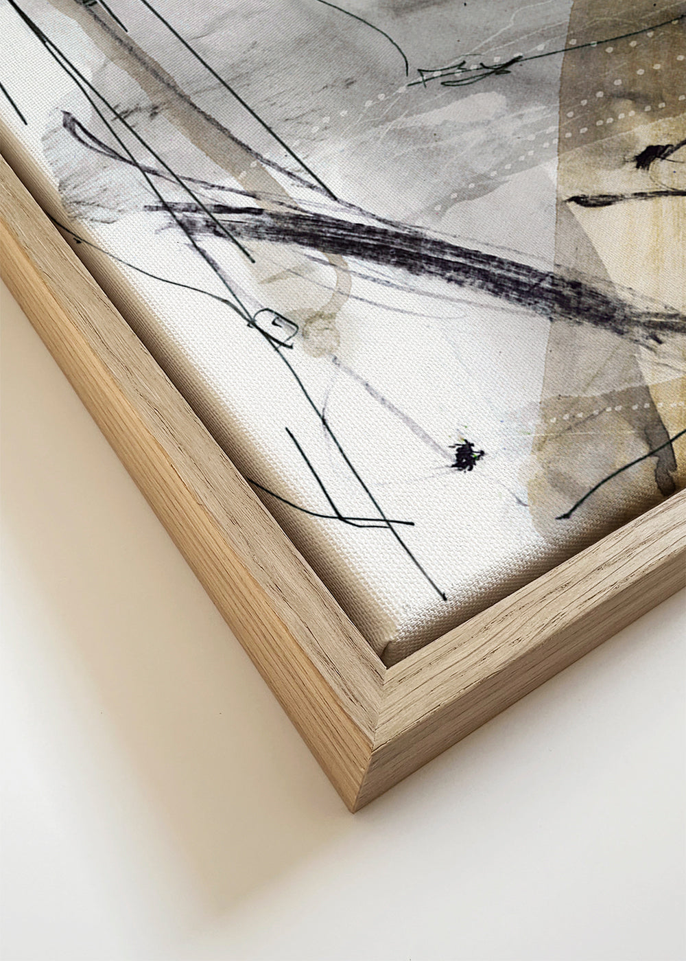 Abstract kunst met zwarte streken en beige wassing