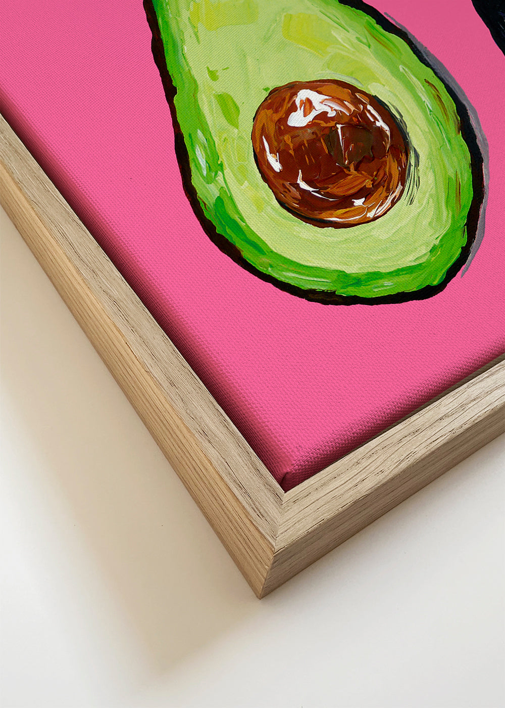 Keuken kunst: avocado op roze achtergrond