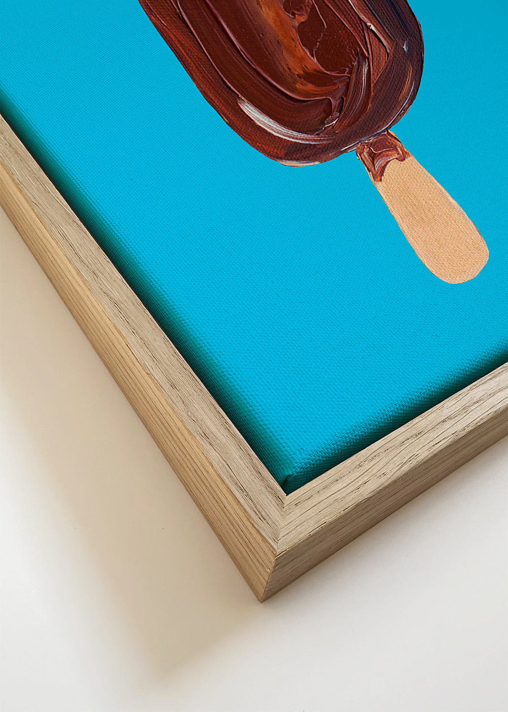 Keuken kunst: Magnum ijs op blauwe achtergrond