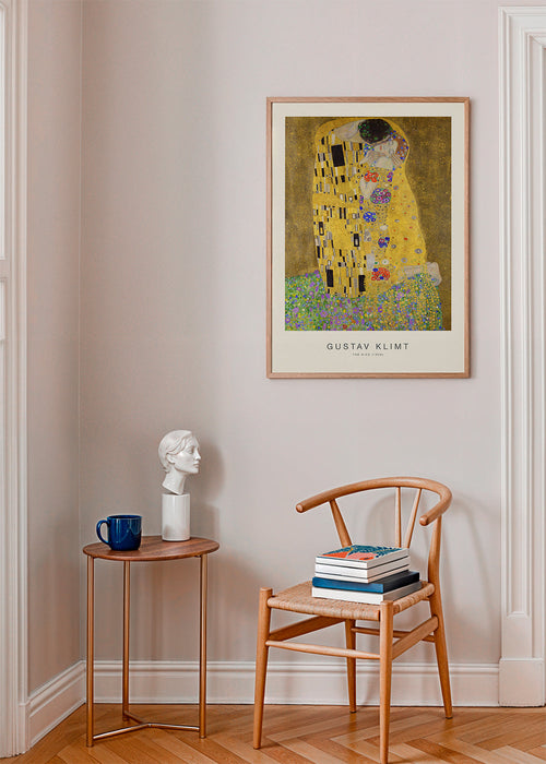 Vintage poster De Kus in goud met bloemmotieven