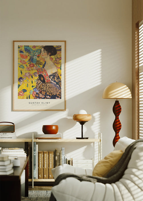 Vintage print: dame met waaier en bloemmotieven
