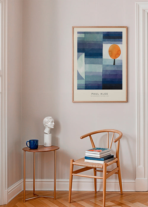 Abstract kunstwerk met oranje boom en blauwe strepen