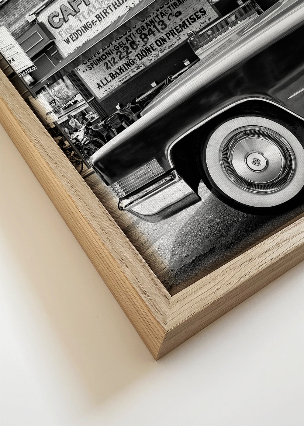Fotografie klassieke auto en stedelijke muurschildering
