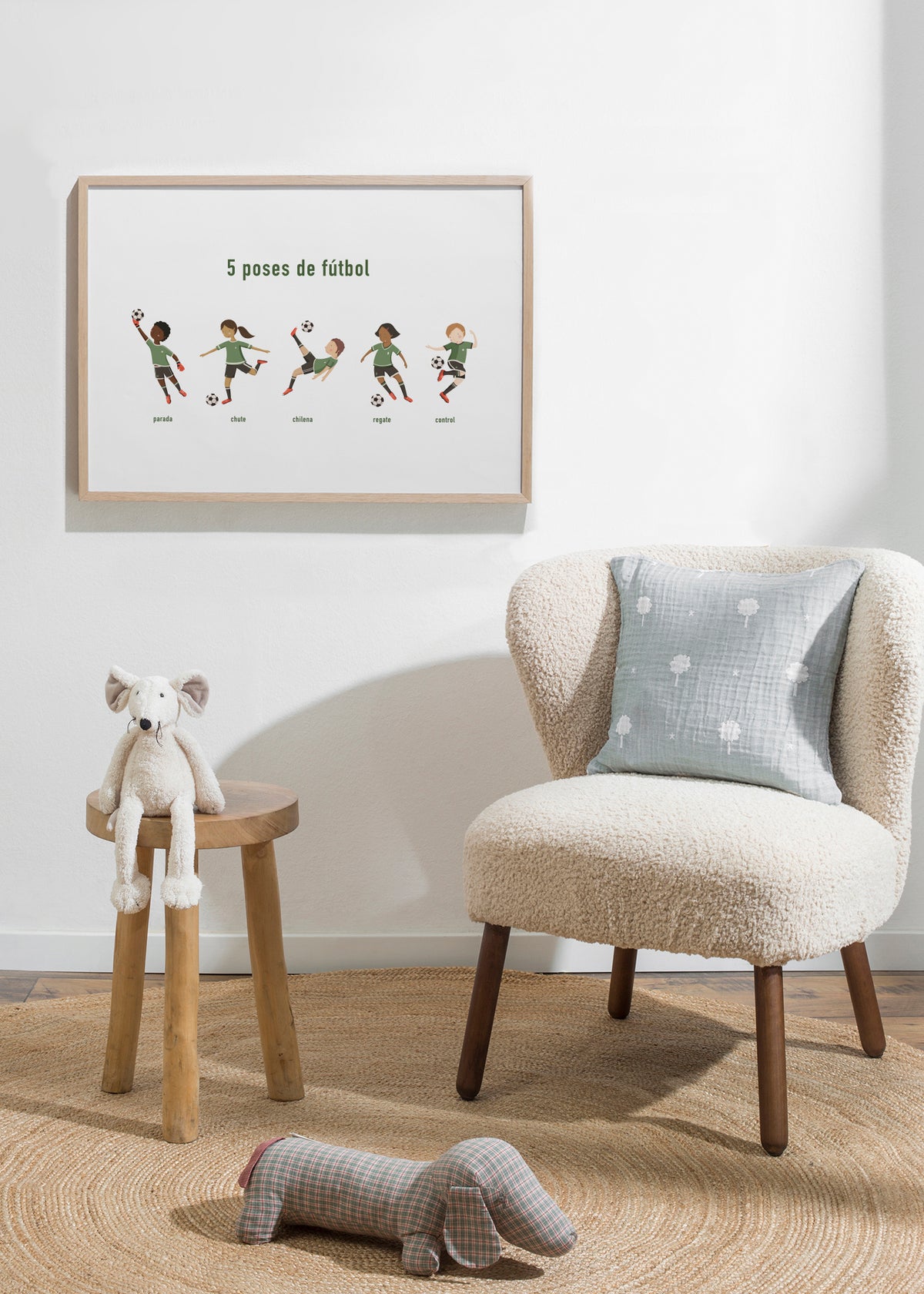 5 poses de fútbol - Framed poster in an interior